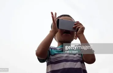 Child watching video through smartphone 6 Tips Jualan Foto di Internet Pakai HP