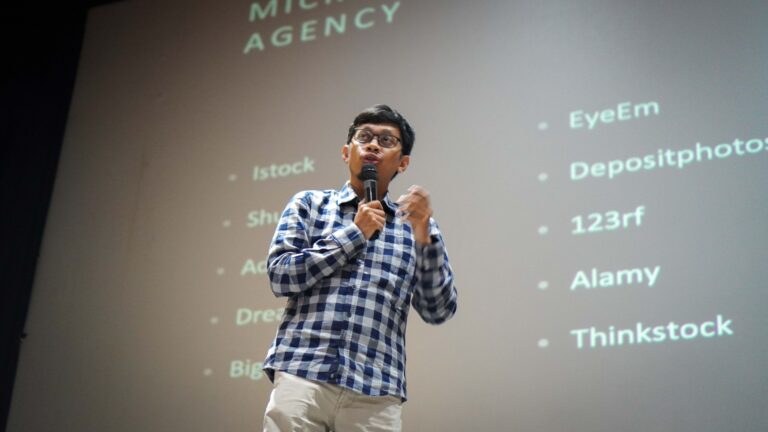 Fajrul Islam menjadi narasumber jual foto di internet di kampus di Bandung