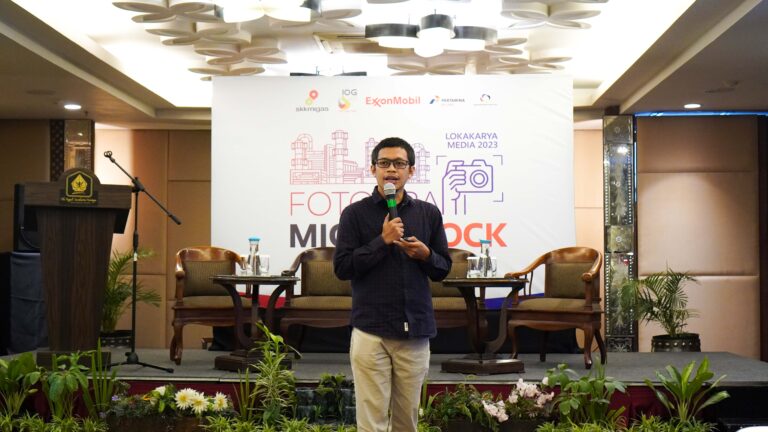 Fajrul Islam menjadi narasumber seminar jual foto di internet di ExxonMobil
