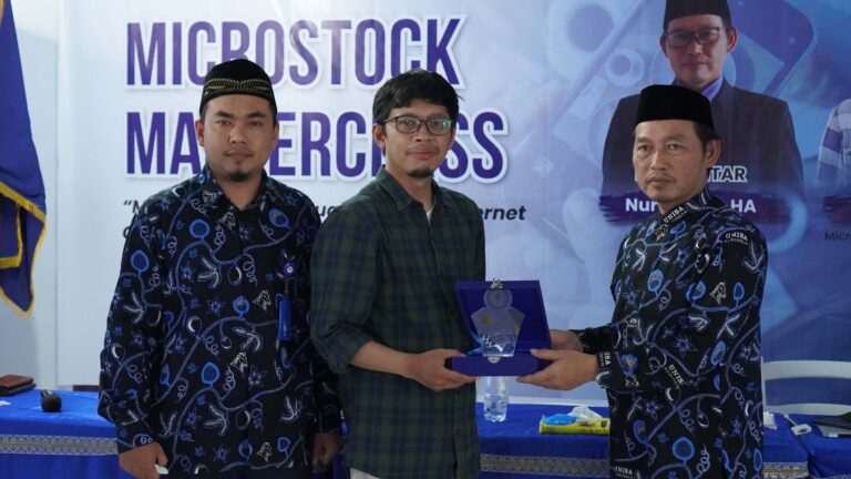 Fajrul Islam menjadi pemateri seminar jual foto di internet di kampus UNISA