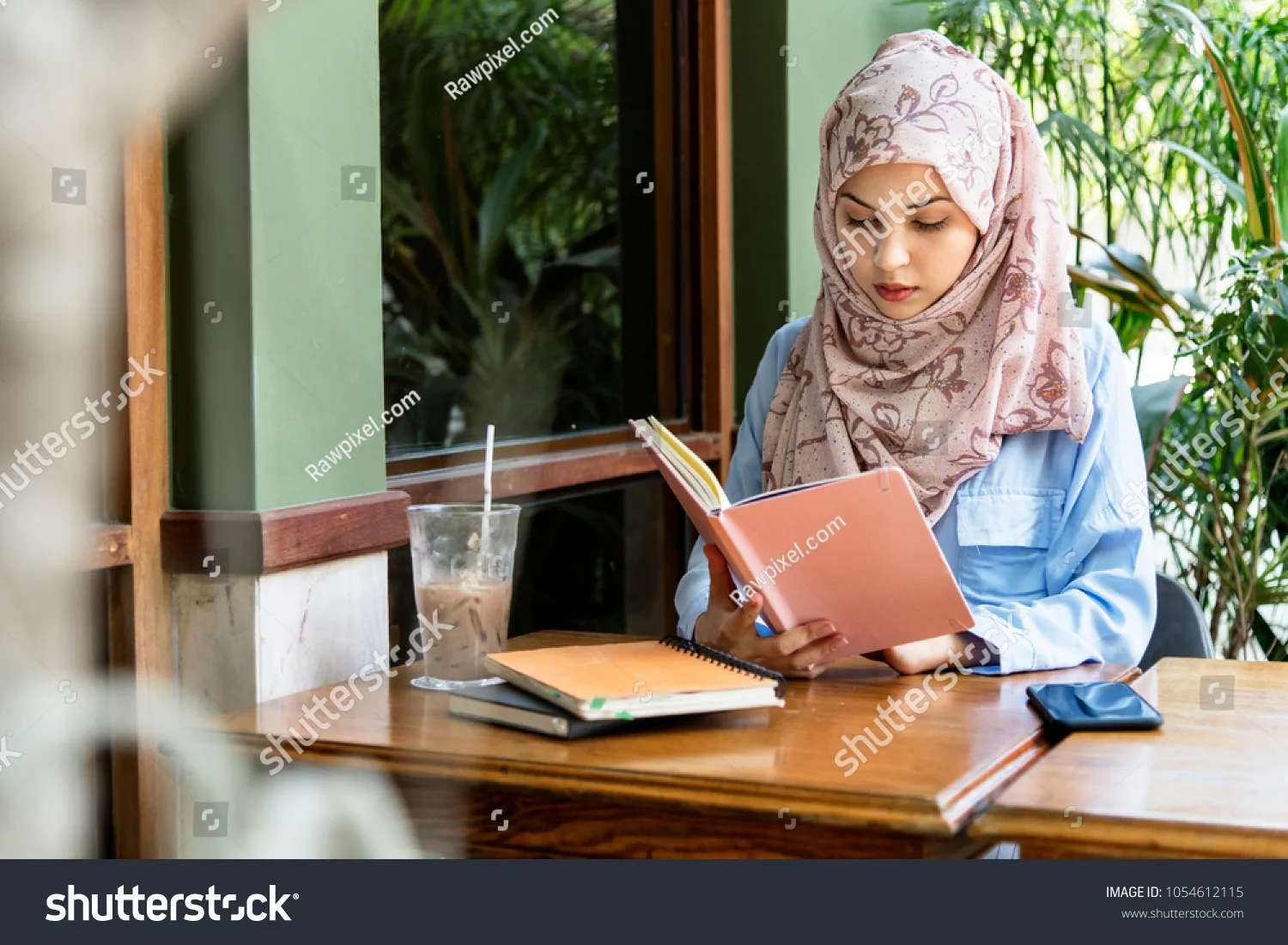 Ide Stok Foto yang Laris di Internet dengan Tema Hari Solidaritas Hijab Internasional